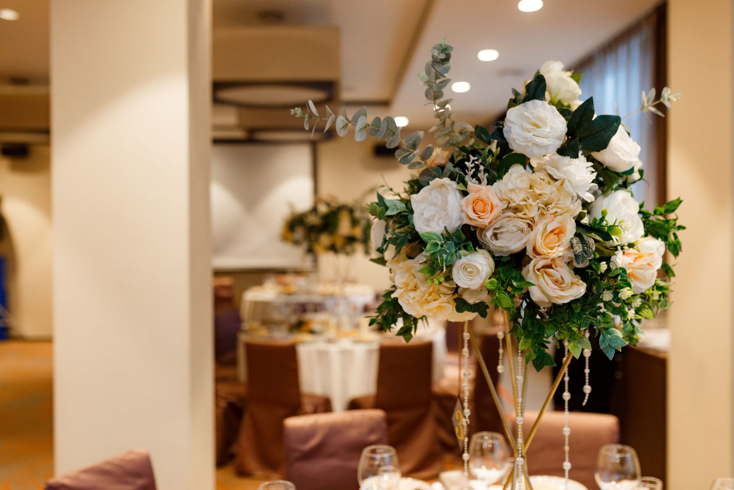 Décoration florale d&rsquo;événement professionnel : comment sublimer un lieu avec des fleurs